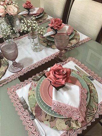 Trilho de Mesa Branco com Renda Rosa