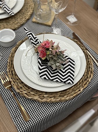 Trilho de Mesa Xadrez Preto e Branco em Tecido Tricoline Misto 1,5m x 45cm — Unidade