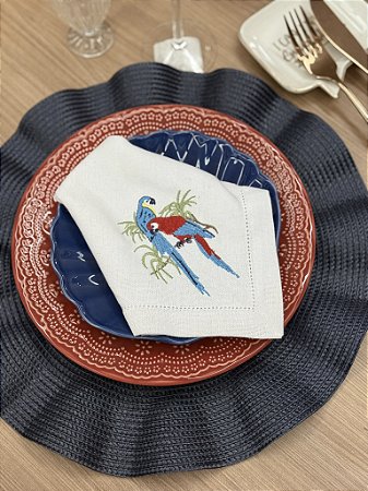 Guardanapo Linho Misto Branco Bordado Arara Azul 43x43cm – Mesa Posta Tropical – Unidade