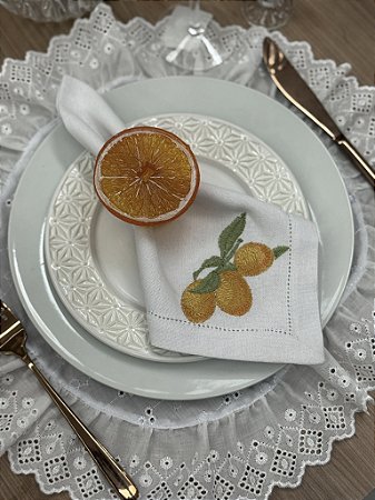 Guardanapo Branco Bordado de Laranja 43x43cm – Linho Misto com Acabamento Ponto Ajour – Unidade