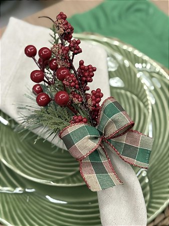 Porta Guardanapo Natalino com Laço Xadrez Verde e Vermelho e Frutinhas Vermelhas