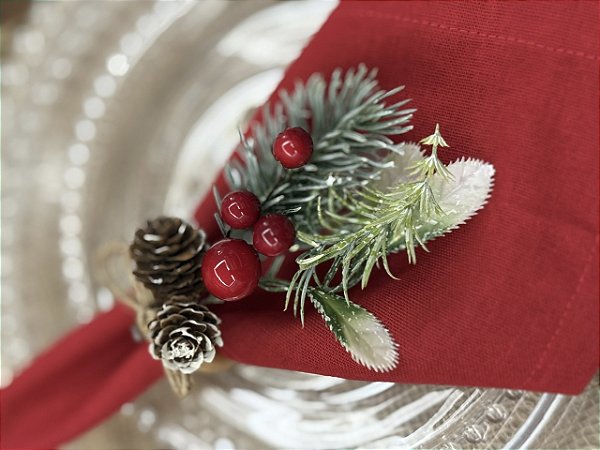 Porta-Guardanapo Natalino com Pinhas, Folhagens e Frutos Vermelhos – Argola de Madeira