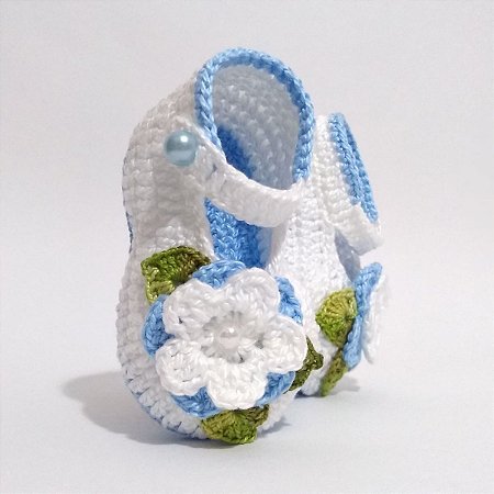 A264 Sapatinho de croche de bebe menina branco azul