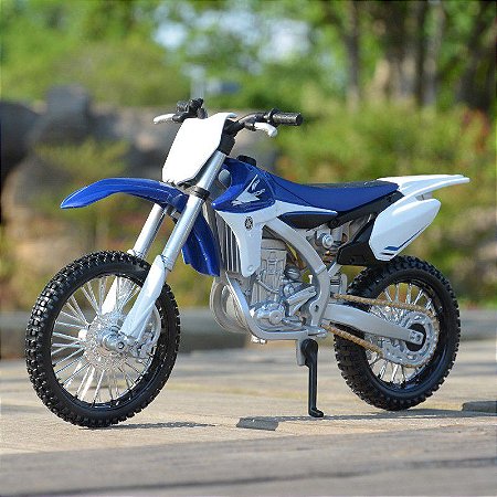 Miniatura Yamaha YZ 450F 2013 Maisto 1:12 - 18 cm