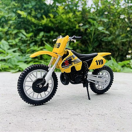 Miniatura Suzuki RM 250 2001 Maisto Edição Especial 1:18