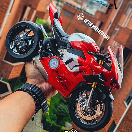 Miniatura Elétrica Gigante Ducati Panigale V4 R 2023 Escala 1:6 (34 cm) - Som, Farol e Lanterna Acendem, Aceleração