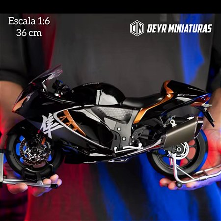 Miniatura Elétrica Gigante Suzuki Hayabusa Preto 2023 Escala 1:6 (36 cm) - Som, Farol e Lanterna Acendem, Aceleração