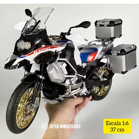 Miniatura BMW R 1250 GS Adventure 2022 - Escala 1:6 - 37 cm - Acende Farol, Lanterna, Spray, Aceleração