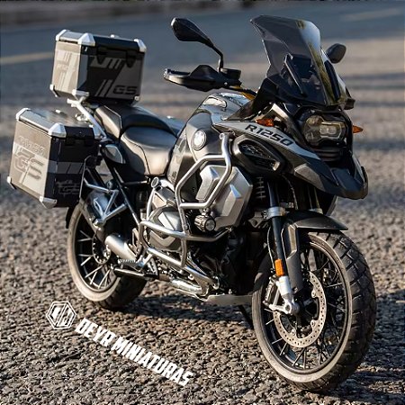 Miniatura BMW R 1250 GS PREMIUM TRIPLE BLACK - Escala 1:7 - 34 cm - Acende Farol, Lanterna, Spray, Aceleração