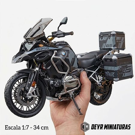 Miniatura BMW R 1250 GS PREMIUM TRIPLE BLACK - Escala 1:7 - 34 cm - Acende Farol, Lanterna, Spray, Aceleração