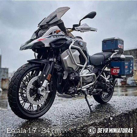 Miniatura BMW R 1250 GS Adventure Trophy 2023 - Com 3 Malas - Aceleração - Efeitos de Luzes, Som, Fumaça e Chamas - Escala 1:7 (34 cm)