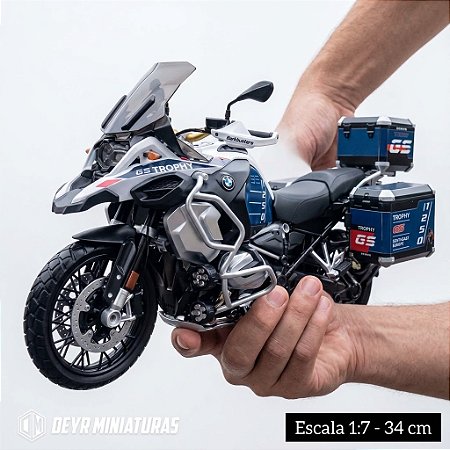 Miniatura BMW R 1250 GS Adventure Trophy 2023 - Com 3 Malas - Aceleração - Efeitos de Luzes, Som, Fumaça e Chamas - Escala 1:7 (34 cm)