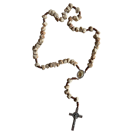 Terço de Pedras (grande) da Colina da Aparições de Medjugorje + Lencinho encostado na Estátua do Cristo Ressuscitado