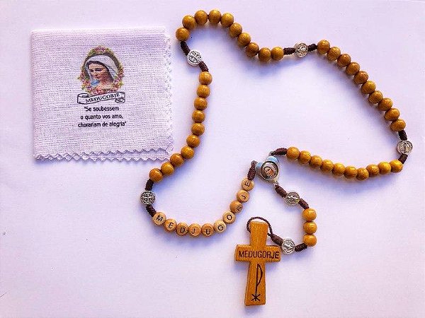 Terço de Madeira cor mogno com a palavra MEDJUGORJE + Lencinho