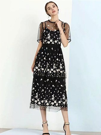 Vestido midi tule bordado floral manga flare