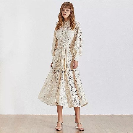 vestido com manga de renda
