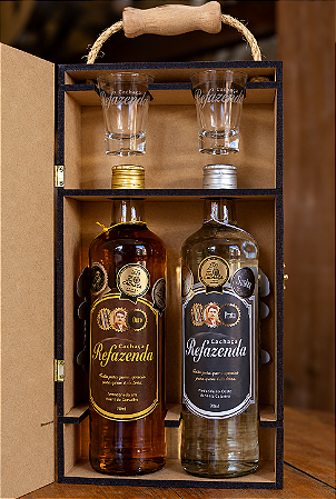 KIT EM MADEIRA MDF COM 2 GARRAFAS 700 ML MAIS 2 COPINHOS PERSONALIZADOS