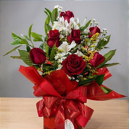 Arranjo com 7 rosas