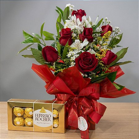 Arranjo de 7 rosas com ferrero