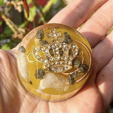 Orgonite redondo mini da Prosperidade Mini com Arquétipo Coroa - Pirita e Citrino