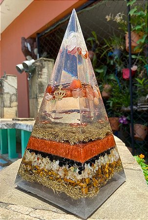 Orgonite Pirâmide Gigante para Prosperidade - 29x13cm - com pirita, olho de tigre, cornalina e citrino e arquétipo árvore da vida e coroa