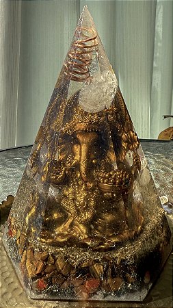 Capela Orgonite Pirâmide Ganesha Dourado da Prosperidade com pirita, olho de tigre e cornalina