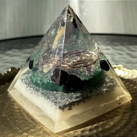 Pirâmide Orgonite transmutação e proteção   - Indicado para transmutação energética e aumento da vitalidade - 9cm (base)x 10 cm (altura)