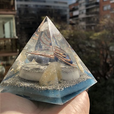 Pirâmide Orgonite da paz e alegria   9x10 cm -  Indicado para lugares e pessoas agitadas, ansiedade, leveza e falta de foco