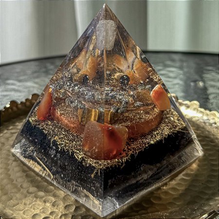 Pirâmide Orgonite para Ascensão Profissional  - Indicado para ambiente de trabalho, comércio e/ou pessoas que desejam crescer profissionalmente - Com olho de tigre, cornalina e pirita
