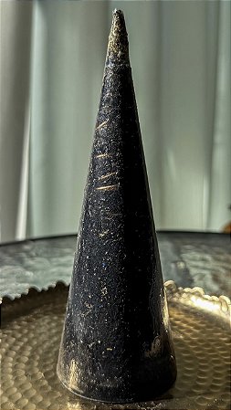 Cone orgonite de pó de turmalina negra - indicado para limpeza de lugares carregados, afasta obsessores, quebra de magia e proteção eletromagnética de ambientes.
