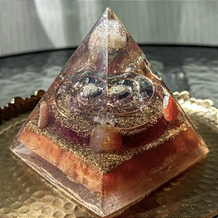 Pirâmide Orgonite conexão e desenvolvimento espiritual -  Ideal para meditação, atividades espirituais e fortalecimento das capacidades mediúnicas