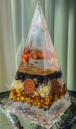 Orgonite Pirâmide Gigante para Prosperidade - 29x14cm - com pirita, olho de tigre, cornalina e citrino e símbolo harmonizador flor da vida