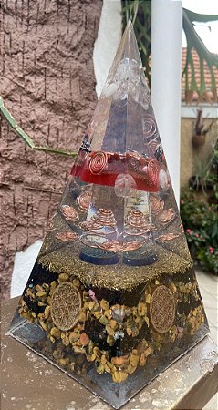 Orgonite Pirâmide Gigante Proteção Total- 29x13cm - Feita com as mais potentes pedras de proteção existentes - Turmalina negra, jaspe vermelha e olho de tigre