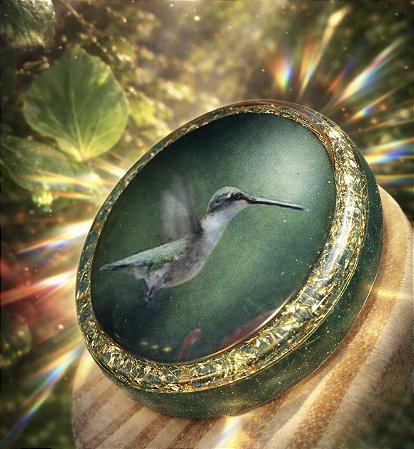 Orgonite Redondo Arquétipo Beija-Flor – Cura do Coração e Leveza Emocional