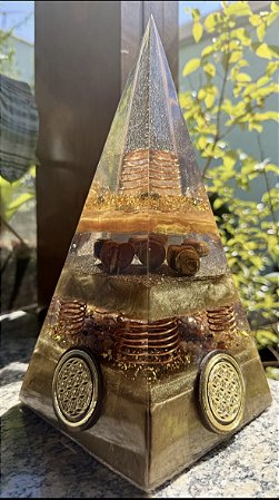 ✨ Pirâmide Orgonite Gigante da Prosperidade — Orgonite Sirius