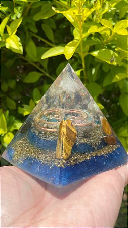 Pirâmide Orgonite Propósito de Vida - Com cristais que ajudam a conectar com nossa missão