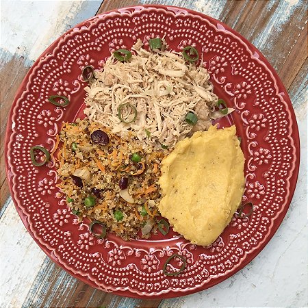 Frango desfiado, purê de banana da terra e cuscuz de quinoa com cranberry e castanhas - 300g