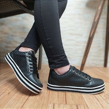 tenis preto com solado preto