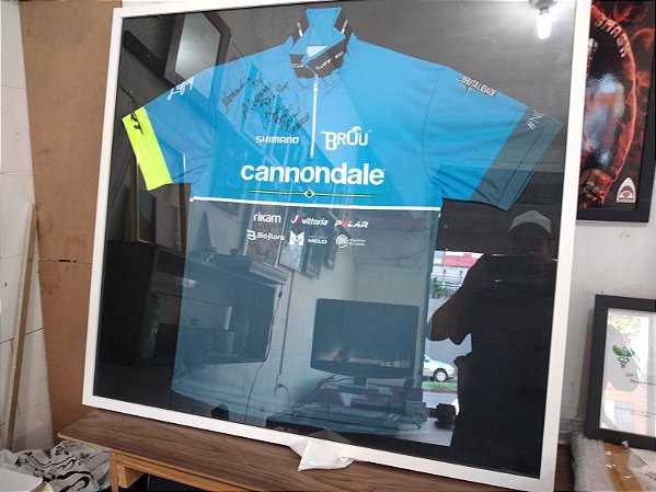 QUADRO PORTA CAMISA 80 X 80CM