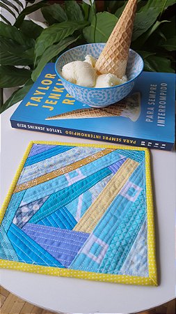 Tapetinho de caneca (combinando com capas de livros)