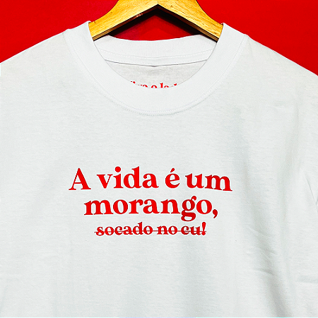 Camiseta A Vida É Um Morango Socado no C* - Branco