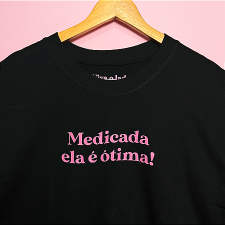 Camiseta Medicada ela é ótima! - Preta