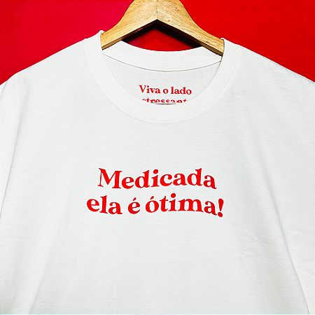 Camiseta Medicada ela é ótima! - Off White