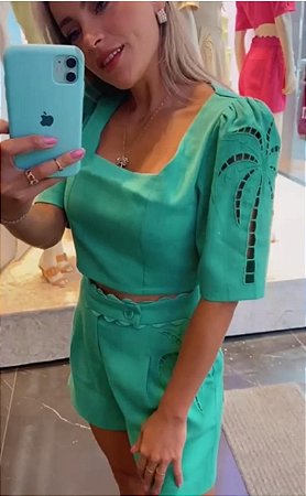 Blusa Cropped Bordado na manga Morina