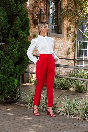 Calça Vermelha em alfaiataria com modelagem reta Eva bella Raissa