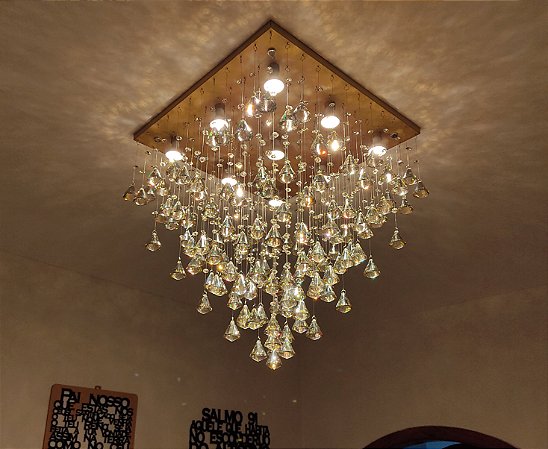Lustre de cristal 57x57cm por 60cm altura cristais dourados