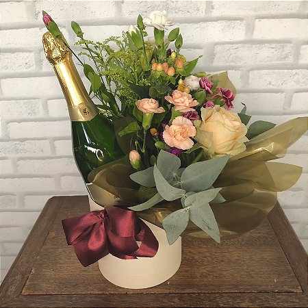 Cesta com vinho e arranjo floral