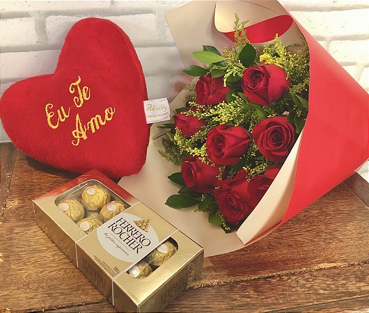 Combo M : Buquê de oito rosas nacionais + bombom Ferrero Rocher + pelúcia de coração