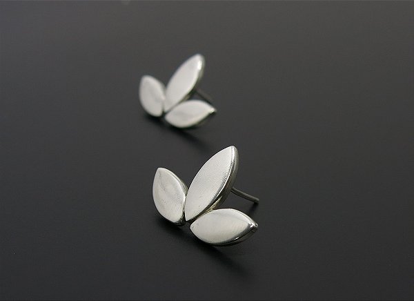 BRINCO FLOR DE LÓTUS SÓ PRATA