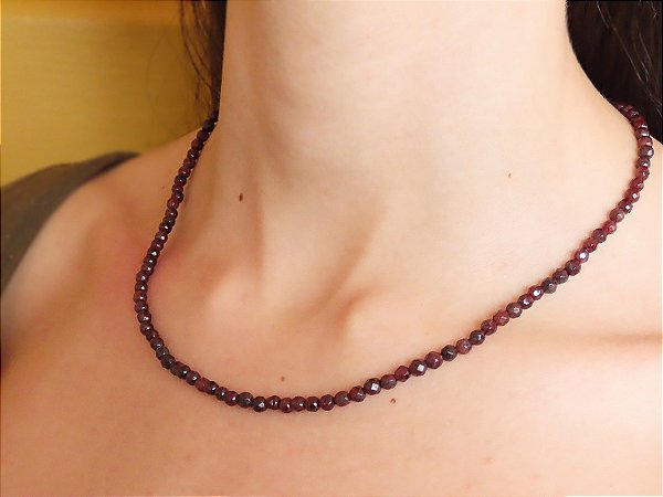 COLAR DELICADO GRANADA FACETADA